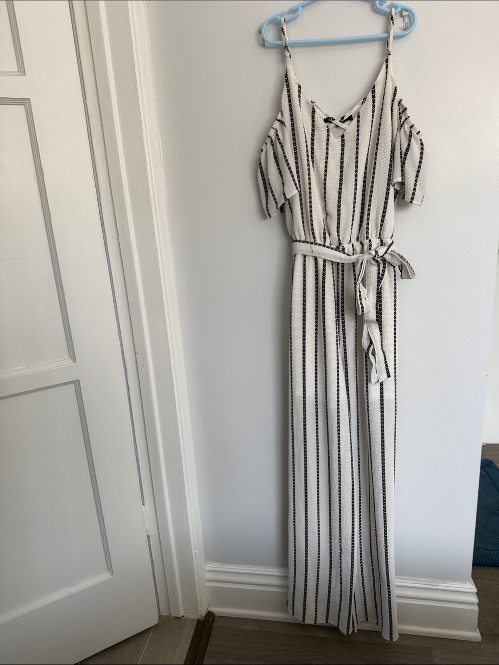 Striped White and Black Cold-Shoulder Summer Jumpsuit with Waist Tie size M - Picture 1 of 10